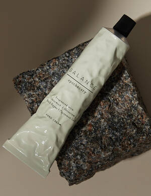 marksandspencer apothecary T224965M apothecary balance krem na ruce s vuni guajakoveho dreva a pelargonie a cerneho pepre a skorice 199Kc.jpg